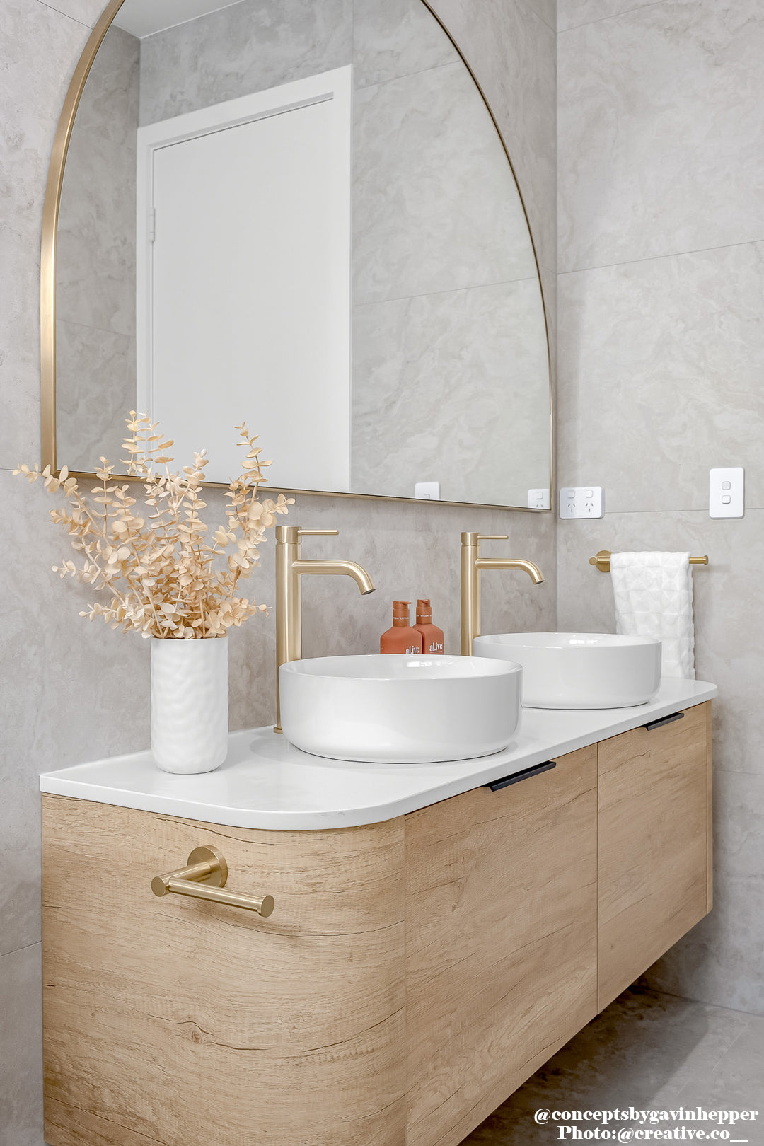 Bondi 1500mm Natural Oak Wall Hung Curve Cabinet Only