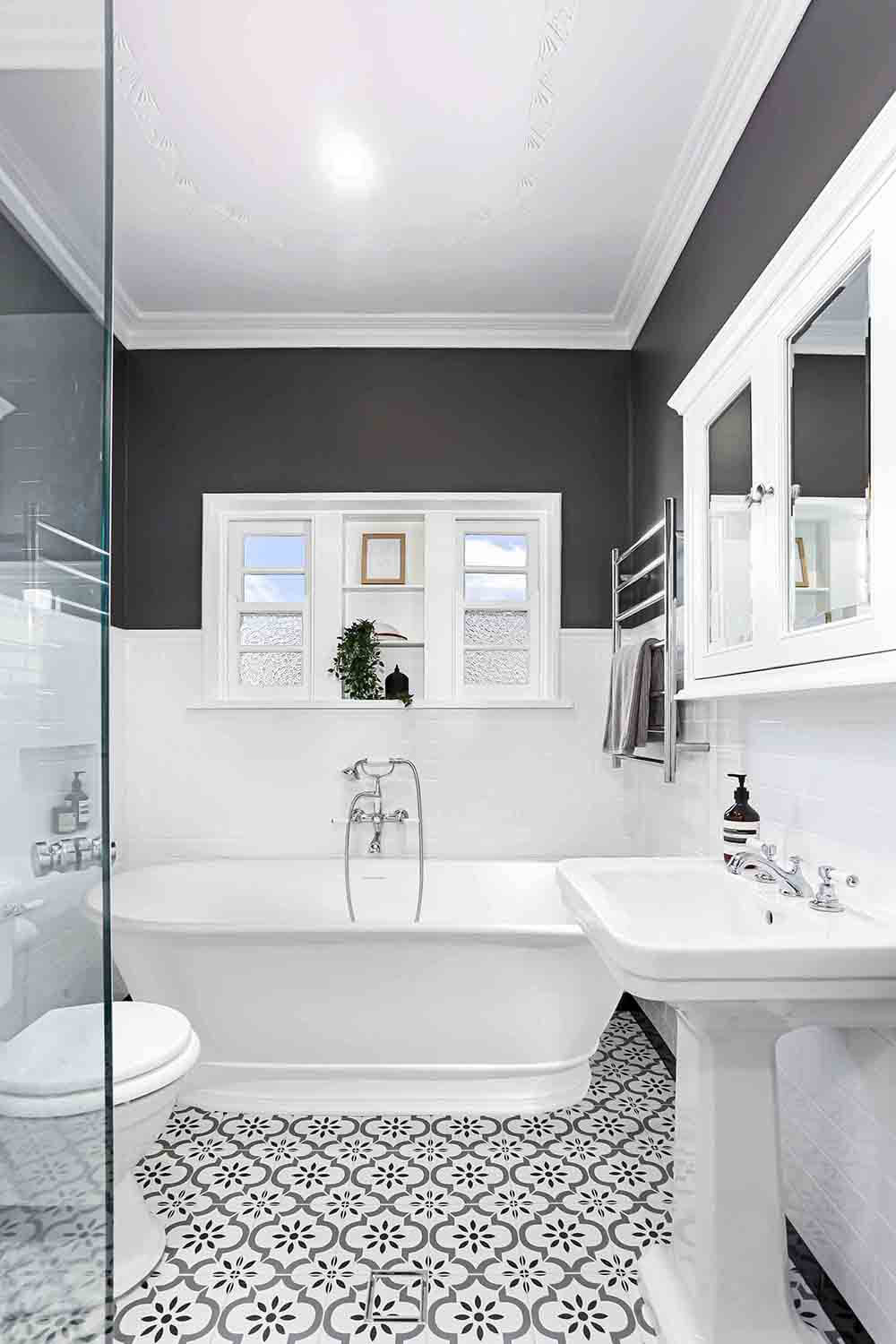 Cambridge 156 TitanCast Bath with Overflow - Gloss White