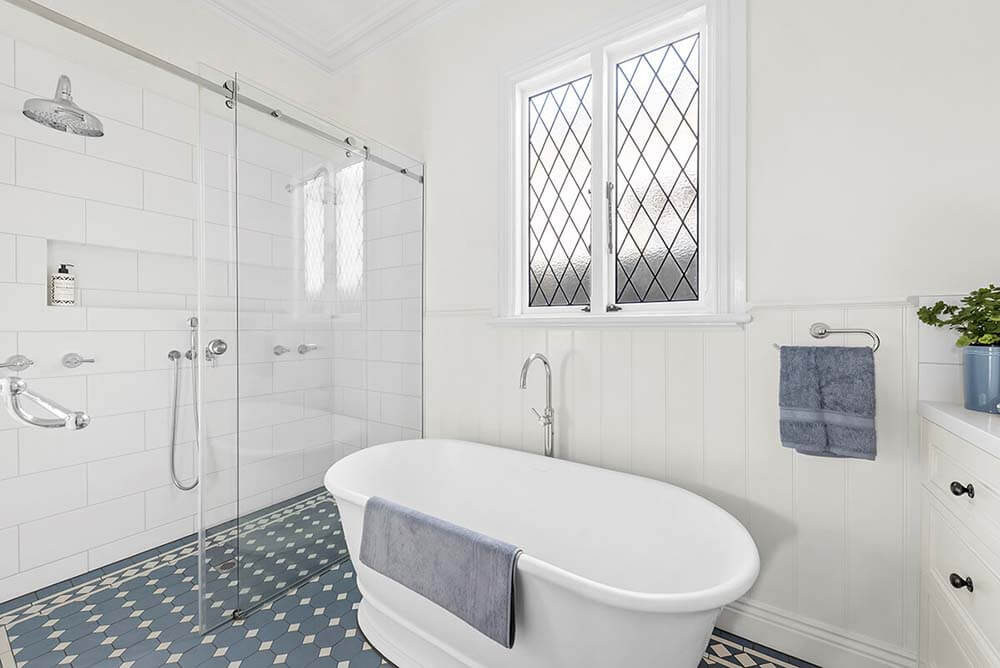 Cambridge 156 TitanCast Bath - Satin Silk White with Overflow