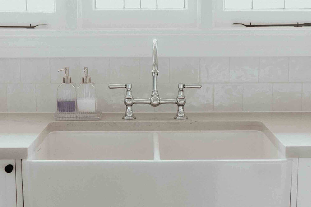 KIT - Novi 85x46 Fireclay Butler Sink â€“ Gloss White With Overflow Incl. Waste