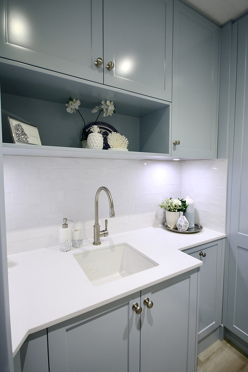 Cuisine 46x46 Inset / Undermount Fireclay Sink with Overflow